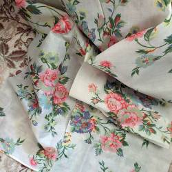 Tissu Ancien Bouquet Léger
